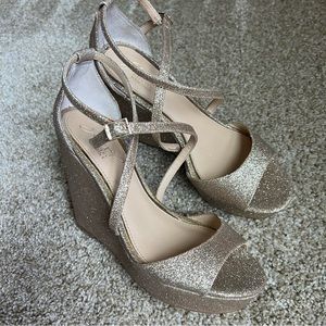 JEWEL BADGLEY MISCHKA Averie Gold Glitter Wedge Sandals Strappy Heels Size 6